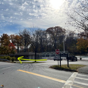 Photo of the entrance to Nannahagan Park with an arrow indicating where the Storywalk is